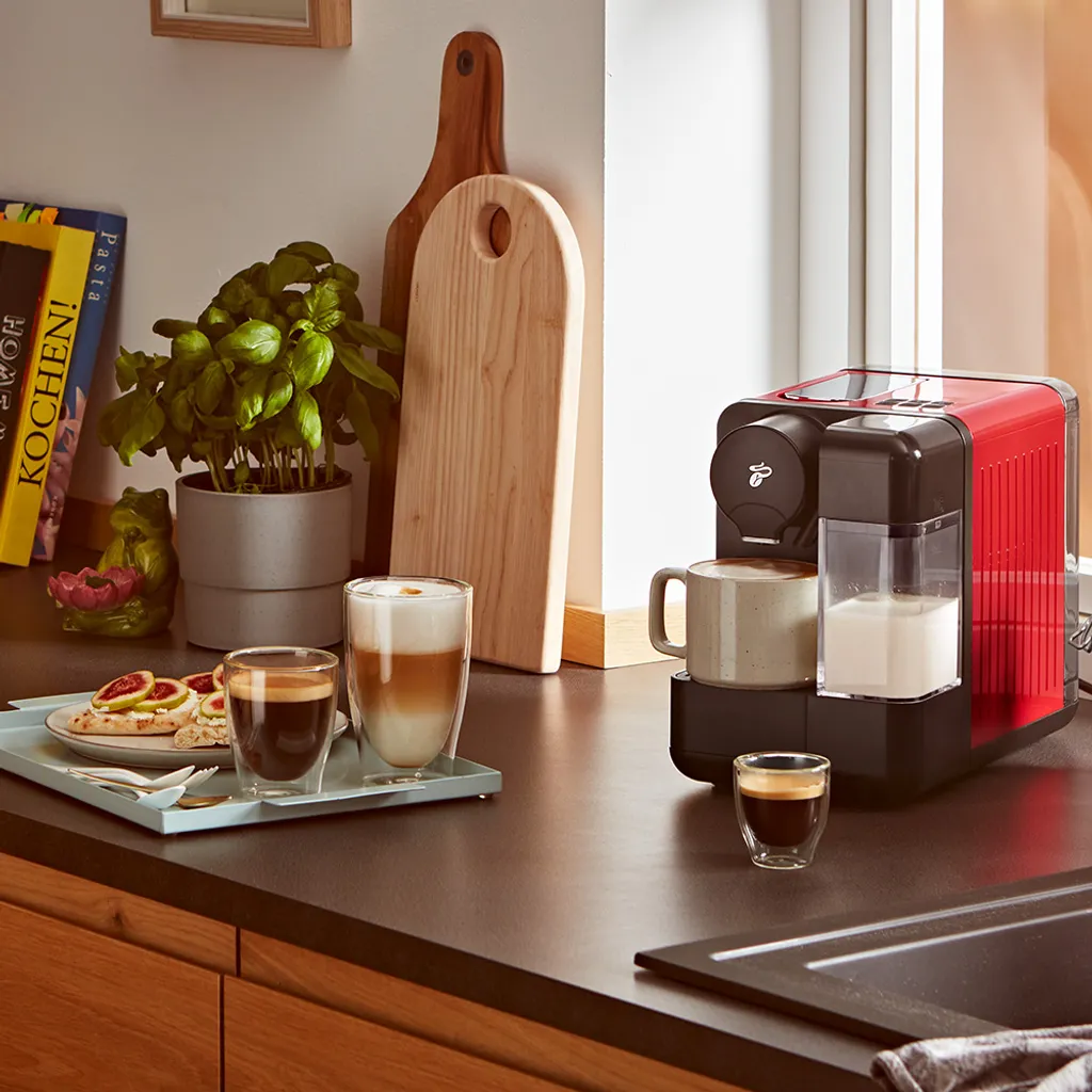 Tchibo Cafissimo Milk Kaffeemaschine Kapselmaschine Inkl. 30 Kapseln Für Caffè Crema, Espresso, Kaffee Und Milchspezialitäten, Rot 7 Tchibo Cafissimo Milk Kaffeemaschine Kapselmaschine Inkl. 30 Kapseln Für Caffè Crema, Espresso, Kaffee Und Milchspezialitäten, Rot – Bild 5