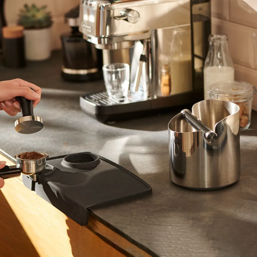 Tchibo Knock-Box Abklopfschale, Für Siebträger Espressomaschine, Zur Leichten Entsorgung Des Feuchten Kaffeesatzes, Silber / Schwarz, Edelstahl Und Gummi 7 Tchibo Knock-Box Abklopfschale, Für Siebträger Espressomaschine, Zur Leichten Entsorgung Des Feuchten Kaffeesatzes, Silber / Schwarz, Edelstahl Und Gummi – Bild 5