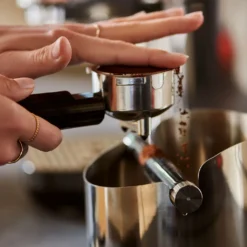 Tchibo Knock-Box Abklopfschale, Für Siebträger Espressomaschine, Zur Leichten Entsorgung Des Feuchten Kaffeesatzes, Silber / Schwarz, Edelstahl Und Gummi 12 Tchibo Knock-Box Abklopfschale, Für Siebträger Espressomaschine, Zur Leichten Entsorgung Des Feuchten Kaffeesatzes, Silber / Schwarz, Edelstahl Und Gummi -Küchenutensilien cdf2cb60ad59fd918c87cf972bdc7cd4