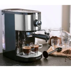 Bestron Espressomaschine Für 2 Tassen, Kolbenmaschine Mit Schwenkbarer Dampfdüse, Inkl. Integriertem Tassenwärmer, Herausnehmbarem Wassertank & 15 Bar Pumpendruck, 1.450 Watt, Farbe: Silber -Küchenutensilien e836fef30572c9be630b46d61949a36b